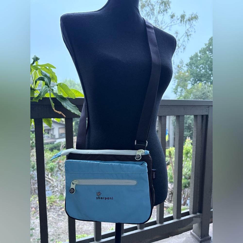 Sherpani Zoom Small Crossbody purse Blue Brown